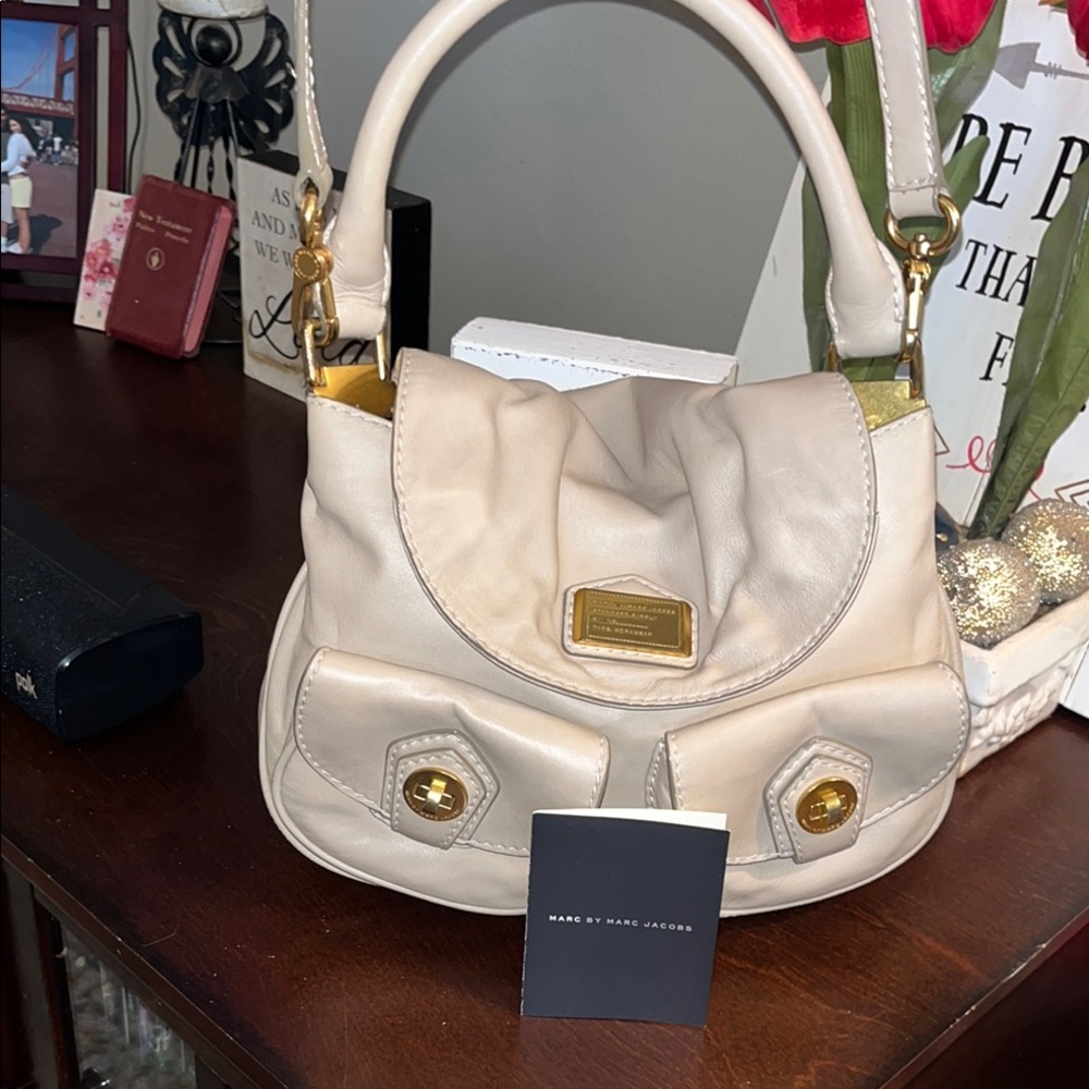 Marc Jacobs Tan Cream Textured Leather Shoulder/ HandBag with Gold Hardware EUC